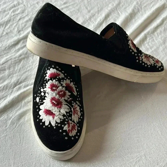 Vince Camuto slip on shoes - Picture 3 of 5